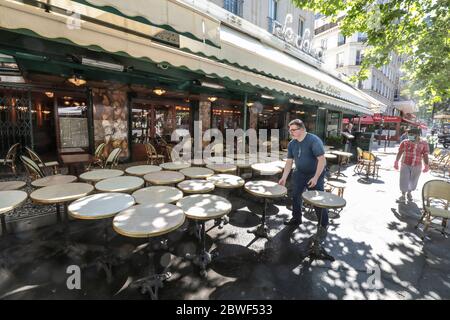 LA BRASSERIE LE SELECT ROUVRE DEMAIN À MONTPARNASSE PARIS Banque D'Images