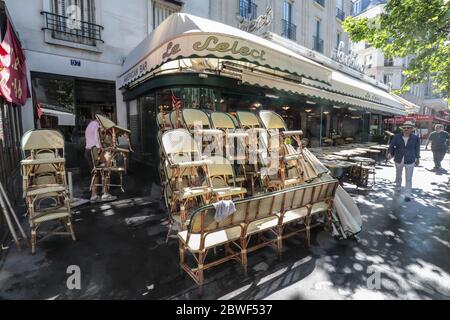 LA BRASSERIE LE SELECT ROUVRE DEMAIN À MONTPARNASSE PARIS Banque D'Images