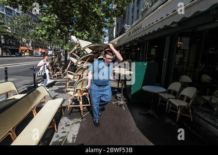 LA BRASSERIE LE SELECT ROUVRE DEMAIN À MONTPARNASSE PARIS Banque D'Images