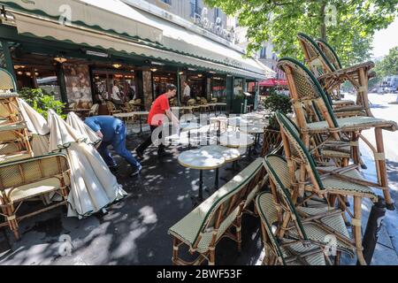 LA BRASSERIE LE SELECT ROUVRE DEMAIN À MONTPARNASSE PARIS Banque D'Images