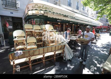 LA BRASSERIE LE SELECT ROUVRE DEMAIN À MONTPARNASSE PARIS Banque D'Images