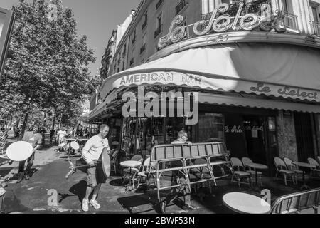 LA BRASSERIE LE SELECT ROUVRE DEMAIN À MONTPARNASSE PARIS Banque D'Images