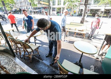 LA BRASSERIE LE SELECT ROUVRE DEMAIN À MONTPARNASSE PARIS Banque D'Images