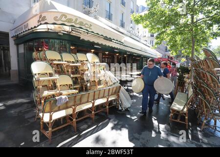 LA BRASSERIE LE SELECT ROUVRE DEMAIN À MONTPARNASSE PARIS Banque D'Images