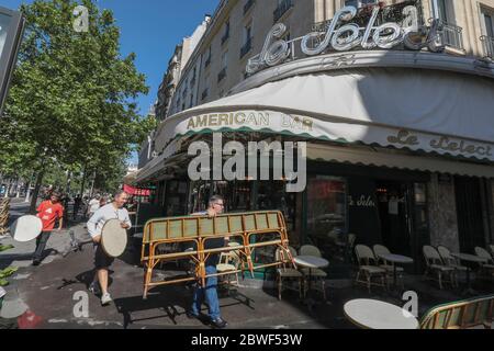 LA BRASSERIE LE SELECT ROUVRE DEMAIN À MONTPARNASSE PARIS Banque D'Images