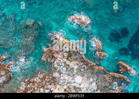 Paysage tropical de mer avec des rochers sous l'eau turquoise, Alanya, Antalya, Turquie. Vacances loisirs concept de voyage. Banque D'Images