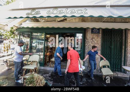 LA BRASSERIE LE SELECT ROUVRE DEMAIN À MONTPARNASSE PARIS Banque D'Images