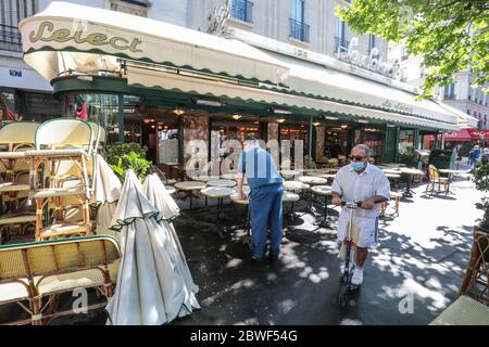 LA BRASSERIE LE SELECT ROUVRE DEMAIN À MONTPARNASSE PARIS Banque D'Images