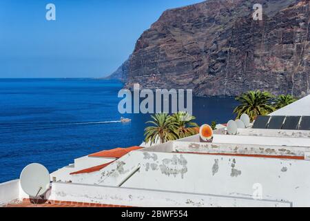Falaises et ville de Los Gigantes sur l'océan Atlantique à Tenerife, îles Canaries, Espagne Banque D'Images