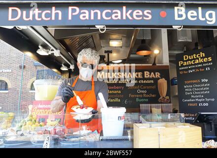 Londres, Royaume-Uni. 1er juin 2020. Le marché de Camden rouvre à nouveau dans le nord de Londres, au Royaume-Uni, le 1er juin 2020, à mesure que les restrictions relatives aux coronavirus se soulagsoient. Crêpes hollandaises prêtes pour le retour des clients. Monica Wells/Alay Live News Banque D'Images