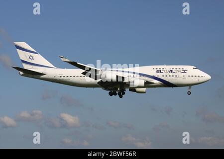 Boeing 747-400 El Al israélien avec enregistrement 4X-ELC en finale courte pour l'aéroport d'Amsterdam Schiphol. Banque D'Images