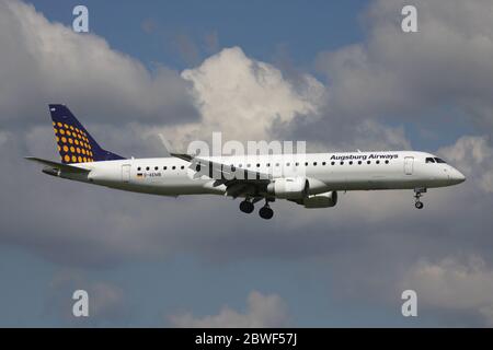 Augsburg Airways Embraer 195 avec inscription D-AEMB en finale courte pour l'aéroport d'Amsterdam Schiphol. Banque D'Images