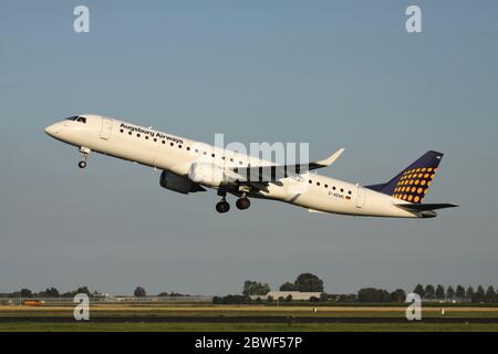 Augsburg Airways Embraer 195 avec enregistrement D-AEMC juste en avion à l'aéroport d'Amsterdam Schiphol. Banque D'Images