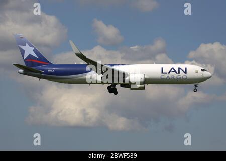 LAN Cargo Boeing 767-300F avec enregistrement N312LA sur SHor final pour l'aéroport d'Amsterdam Schiphol. Banque D'Images
