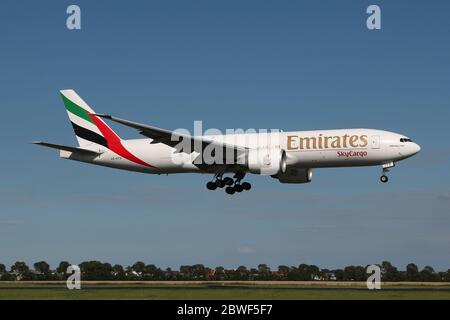 Emirates SkyCargo Boeing 777F avec enregistrement A6-EFD sur la courte finale pour la piste 18R (Polderbaan) de l'aéroport d'Amsterdam Schiphol. Banque D'Images