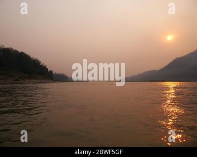 Le coucher du soleil sur le Mékong, Laos Banque D'Images