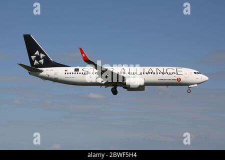 Turkish Airlines Boeing 737-800 dans la décoration spéciale de Star Alliance avec l'enregistrement TC-JFH sur la courte finale pour l'aéroport d'Amsterdam Schiphol. Banque D'Images