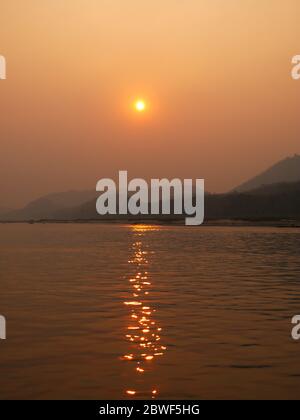 Le coucher du soleil sur le Mékong, Laos Banque D'Images