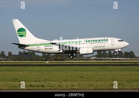 Germania Boeing 737-700 allemand avec enregistrement D-AGET en finale courte pour la piste 18R (Polderbaan) de l'aéroport d'Amsterdam Schiphol. Banque D'Images