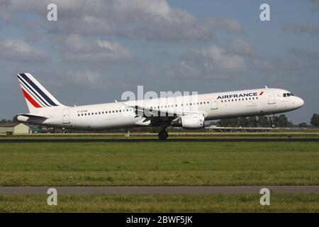 Air France Airbus A321-200 avec enregistrement F-GTAH vient d'atterrir sur la piste 18R (Polderbaan) de l'aéroport d'Amsterdam Schiphol. Banque D'Images