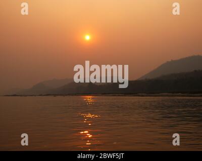 Le coucher du soleil sur le Mékong, Laos Banque D'Images