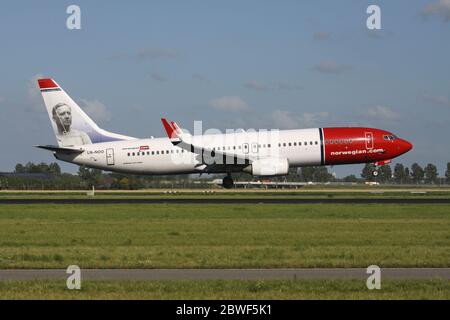 Compagnie aérienne norvégienne Boeing 737-800 avec enregistrement LN-NOO sur la courte finale de la piste 18R (Polderbaan) de l'aéroport d'Amsterdam Schiphol. Banque D'Images