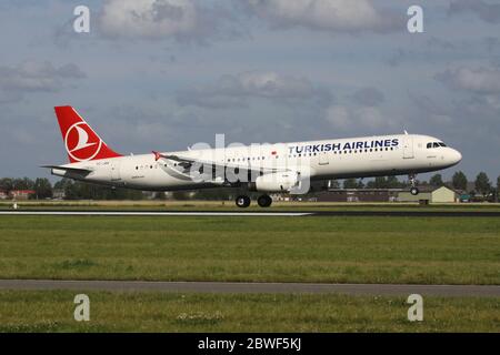 Turkish Airlines Airbus A321-200 avec enregistrement TC-JRR en finale courte pour la piste 18R (Polderbaan) de l'aéroport d'Amsterdam Schiphol. Banque D'Images