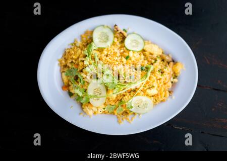 Remuez le riz frit avec les fruits de mer : crevettes, calmar, poulpe, carotte, œuf, oignon de printemps, poisson. Cuisine vietnamienne traditionnelle servie dans le restaurant du port Banque D'Images