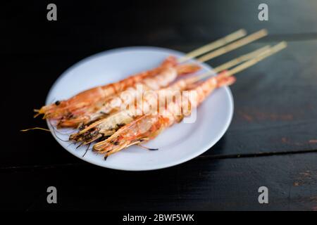 Brochettes délicieuses aux crevettes grillées, crevettes. Cuisine vietnamienne traditionnelle servie dans le restaurant du port de Phu Quoc, Vietnam. Banque D'Images