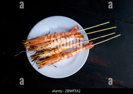 Brochettes délicieuses aux crevettes grillées, crevettes. Cuisine vietnamienne traditionnelle servie dans le restaurant du port de Phu Quoc, Vietnam. Banque D'Images