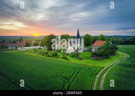 Soirée dans le village polonais, Basse Silésie, Pologne Banque D'Images