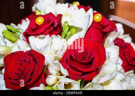 Bouchet de la mariée, fait de roses rouges et de fleurs blanches. 50 ans de mariage. Banque D'Images