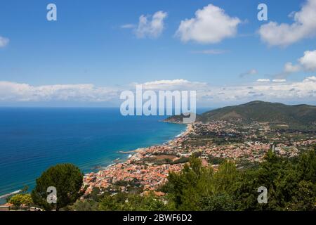 Vue panoramique sur la ville de Castellabate, dans le Cilento, depuis le Belvédère de San Costabile, vue sur la côte et la mer Méditerranée. Banque D'Images