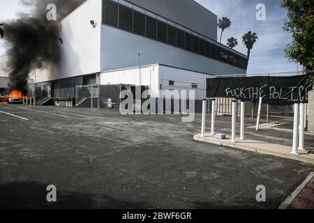 Une voiture est mise à feu par les manifestants lors d'une manifestation contre le meurtre de George Floyd.les manifestants sont descendus dans les rues de Los Angeles pour la cinquième journée consécutive dans une position contre le meurtre de George Floyd par l'ancien policier de Minneapolis, Derek Chauvin. Beaucoup de ces affiches se sont rassemblées à Santa Monica, où une manifestation pacifique a rapidement dégénéré en affrontements avec la police et en pillages importants par de nombreux manifestants. Banque D'Images