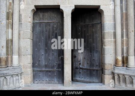 Deux portes, la droite légèrement ouverte au Mont-Saint-Michel. Banque D'Images