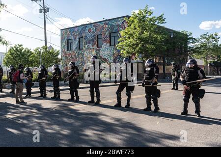 Minneapolis, États-Unis. 29 mai 2020. Homme face à des policiers de patrouille d'État qui se tiennent à Minneapolis et qui observe des manifestants et des manifestants dans des clubs à Minneapolis, au Minnesota, le 29 mai 2020. Les manifestations contre la brutalité policière se sont poursuivies ce week-end à travers le pays à la suite du décès de George Floyd, dont la mort pendant sa détention a été enregistrée par vidéo. (Photo par munshots/Sipa USA) crédit: SIPA USA/Alay Live News Banque D'Images