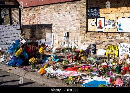 Minneapolis, États-Unis. 29 mai 2020. Fleurs au mémorial George Floyd à Cup Foods à Minneapolis, MN, le 29 mai 2020. Les manifestations contre la brutalité policière se sont poursuivies ce week-end à travers le pays à la suite du décès de George Floyd, dont la mort pendant sa détention a été enregistrée par vidéo. (Photo par munshots/Sipa USA) crédit: SIPA USA/Alay Live News Banque D'Images