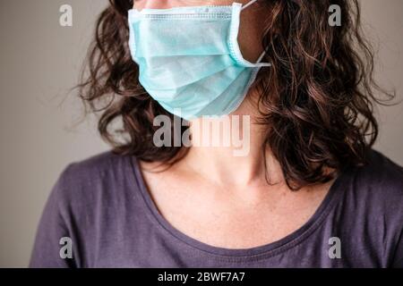 Femme portant un masque de protection pour prévenir COVID-19 et d'autres infections. Banque D'Images