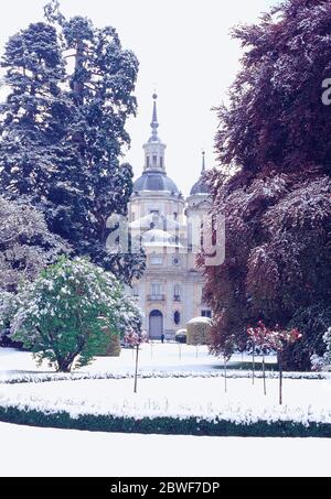 Jardins enneigés. La Granja De San Ildefonso, Province De Segovia, Castille Leon, Espagne. Banque D'Images