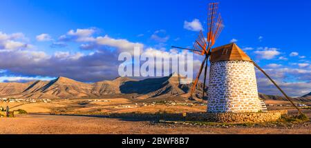 Magnifique beauté déserte de l'île volcanique de Fuerteventura. Moulin à vent traditionnel au coucher du soleil. Îles Canaries, Espagne. Banque D'Images