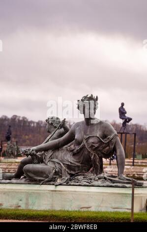 L'ancien rencontre le nouveau dans une exposition d'art contemporain de Xavier Vielhan parmi les sculptures traditionnelles classiques au Château de Versailles, France, novembre 2009. Banque D'Images