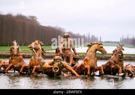 Apollon et char émergent de l'étang du jardin du château de Versailles, France. Banque D'Images