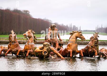 Apollon et char émergent de l'étang du jardin du château de Versailles, France. Banque D'Images