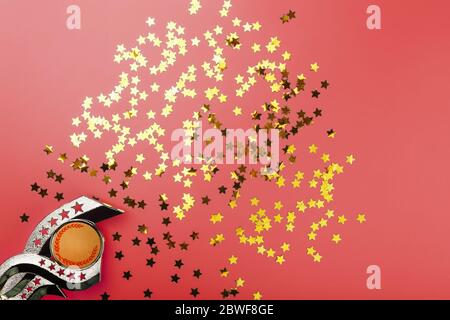Golden Superprize avec une dispersion d'étoiles sur fond rouge. Banque D'Images