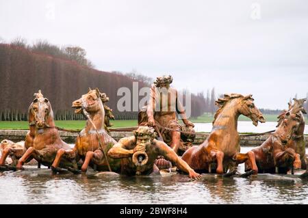 Apollon et char émergent de l'étang du jardin du château de Versailles, France. Banque D'Images