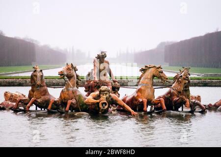 Apollon et char émergent de l'étang du jardin du château de Versailles, France. Banque D'Images