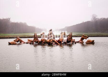 Apollon et char émergent de l'étang du jardin du château de Versailles, France. Banque D'Images