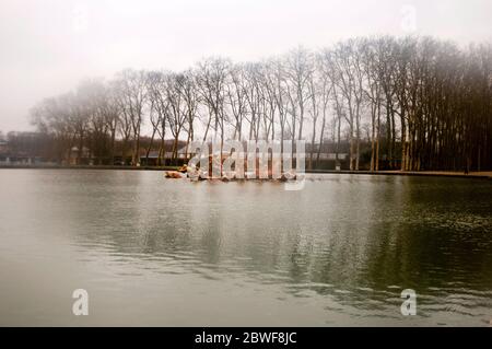 Apollon et son char émergent du brouillard dans les jardins du château de Versailles, fontaine héroïque en France. Banque D'Images