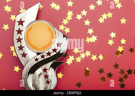 Golden Superprize avec une dispersion d'étoiles sur fond rouge. Banque D'Images