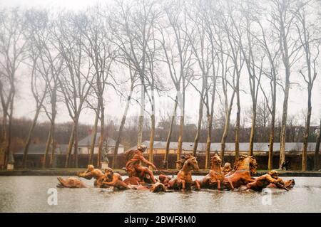 Apollon et son char émergent du brouillard dans les jardins du château de Versailles, fontaine héroïque en France. Banque D'Images